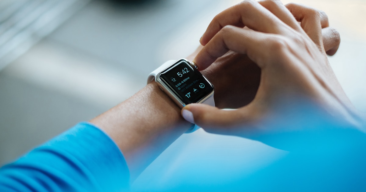 Latest watchOS Version 2025: Complete Guide to watchOS 11 & 26 - Ofzen & Computing